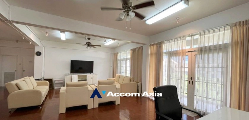 Pet friendly |  3 Bedrooms  Apartment For Rent in Sukhumvit, Bangkok  near BTS Asok - MRT Sukhumvit (AA32596)