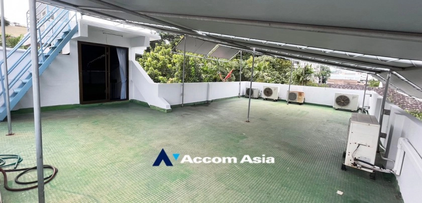  4 Bedrooms  House For Sale in Sukhumvit, Bangkok  near BTS Phra khanong (AA32599)