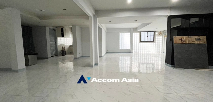  4 Bedrooms  House For Sale in Sukhumvit, Bangkok  near BTS Phra khanong (AA32599)