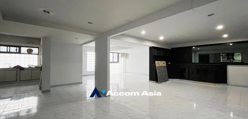  4 Bedrooms  House For Sale in Sukhumvit, Bangkok  near BTS Phra khanong (AA32599)