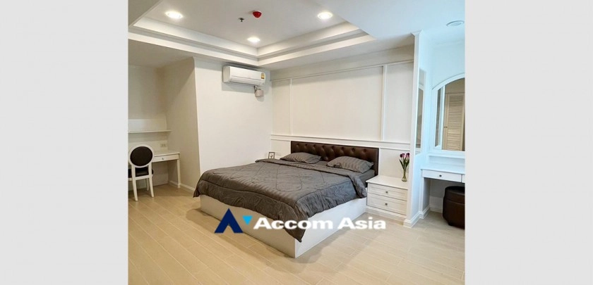 3 Bedrooms  Apartment For Rent in Sukhumvit, Bangkok  near BTS Phrom Phong (AA32776)