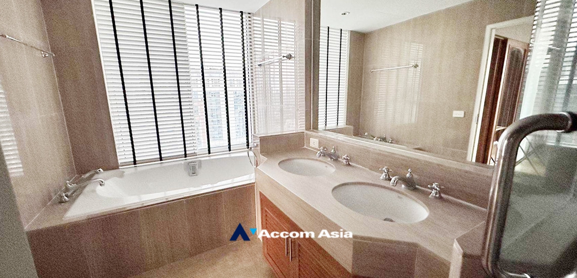  2 Bedrooms  Condominium For Rent in Ploenchit, Bangkok  near BTS Chitlom (AA32817)