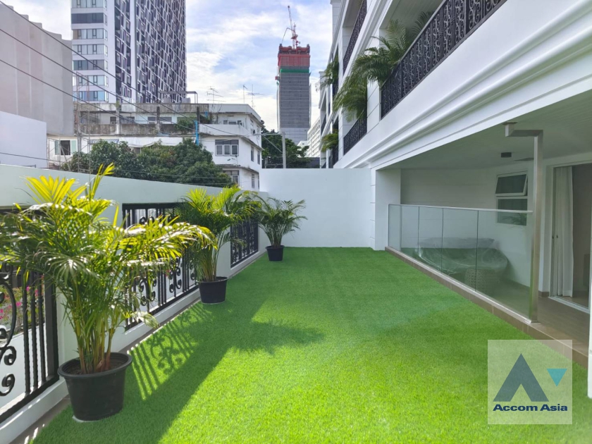 Fully Furnished, Pet friendly |  3 Bedrooms  Apartment For Rent in Sukhumvit, Bangkok  near BTS Ekkamai (AA32849)