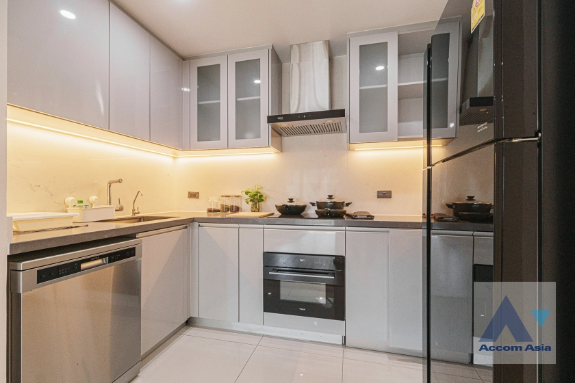  2 Bedrooms  Apartment For Rent in Sukhumvit, Bangkok  near BTS Ekkamai (AA32854)