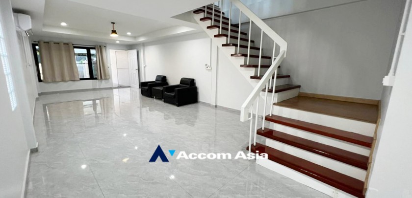  2 Bedrooms  House For Rent in Sukhumvit, Bangkok  near BTS Phra khanong (AA32916)