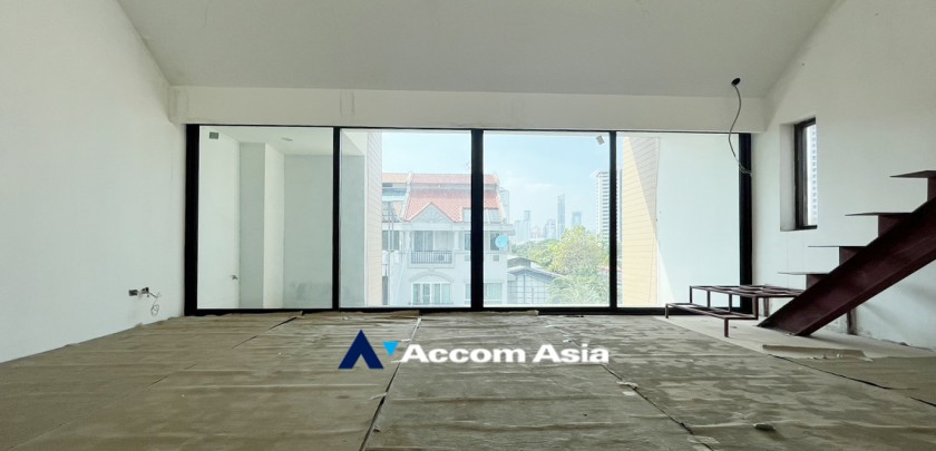 Pet friendly |  5 Bedrooms  Townhouse For Sale in Sukhumvit, Bangkok  near BTS Phrom Phong (AA32924)