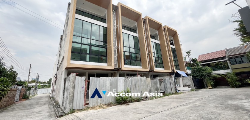 Pet friendly |  5 Bedrooms  Townhouse For Sale in Sukhumvit, Bangkok  near BTS Phrom Phong (AA32924)