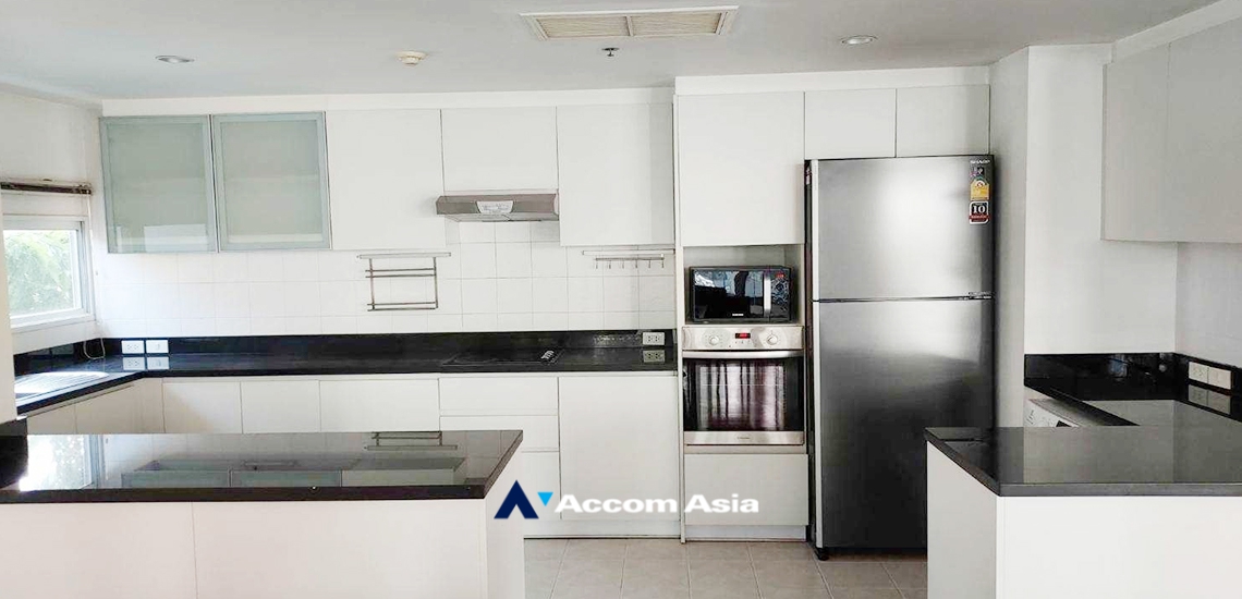 Pet friendly |  3 Bedrooms  Apartment For Rent in Sukhumvit, Bangkok  near BTS Ekkamai (AA32932)