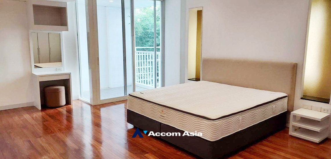 Pet friendly |  3 Bedrooms  Apartment For Rent in Sukhumvit, Bangkok  near BTS Ekkamai (AA32932)