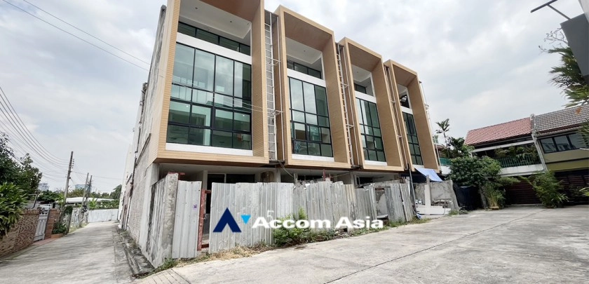Pet friendly |  5 Bedrooms  Townhouse For Sale in Sukhumvit, Bangkok  near BTS Phrom Phong (AA32934)