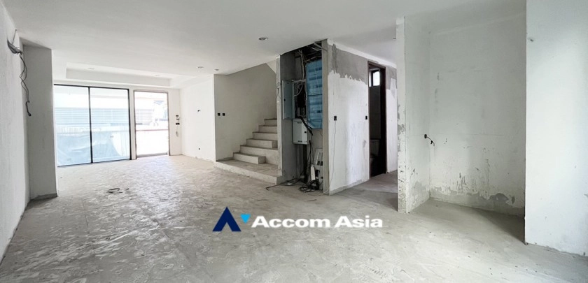 Pet friendly |  5 Bedrooms  Townhouse For Sale in Sukhumvit, Bangkok  near BTS Phrom Phong (AA32934)