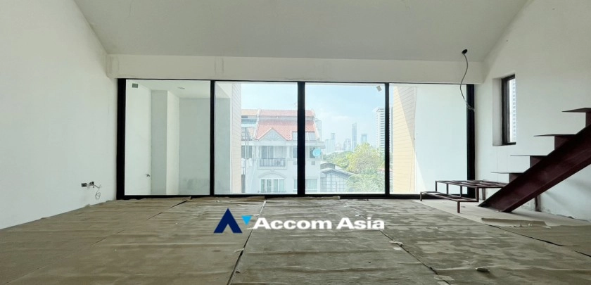 Pet friendly |  5 Bedrooms  Townhouse For Sale in Sukhumvit, Bangkok  near BTS Phrom Phong (AA32935)