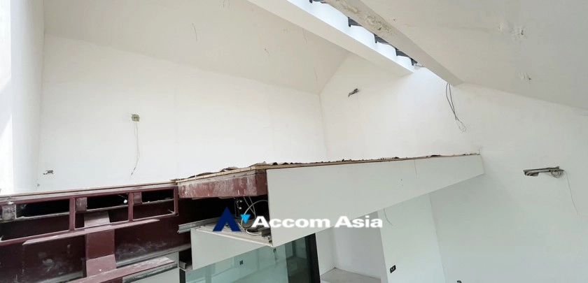 Pet friendly |  5 Bedrooms  Townhouse For Sale in Sukhumvit, Bangkok  near BTS Phrom Phong (AA32935)