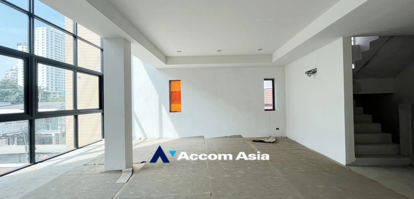 Pet friendly |  5 Bedrooms  Townhouse For Sale in Sukhumvit, Bangkok  near BTS Phrom Phong (AA32936)