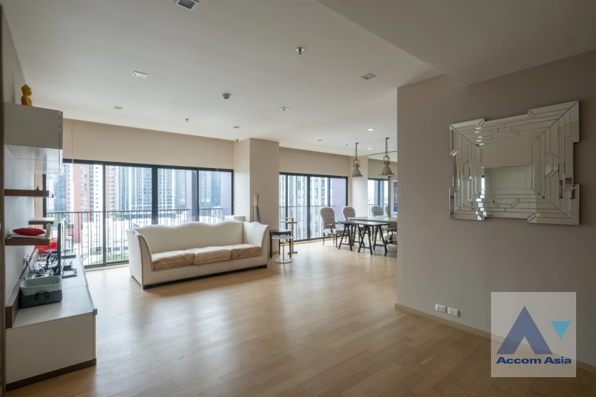  4 Bedrooms  Condominium For Rent in Sukhumvit, Bangkok  near BTS Ekkamai (AA33082)