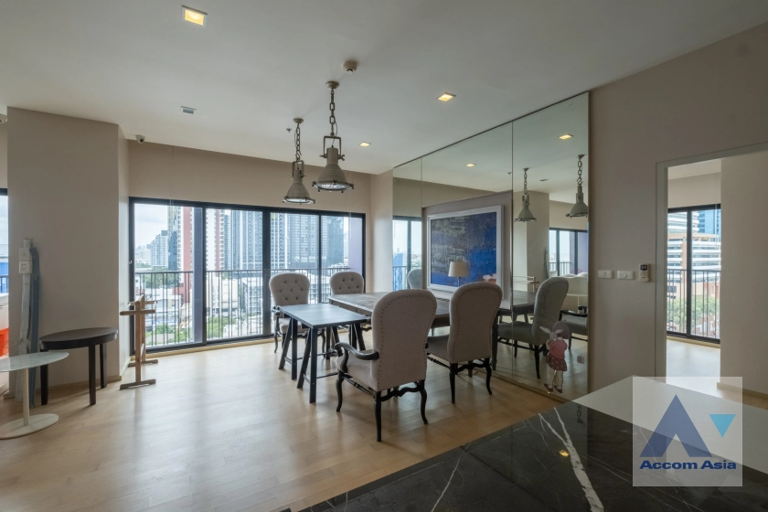  4 Bedrooms  Condominium For Rent in Sukhumvit, Bangkok  near BTS Ekkamai (AA33082)