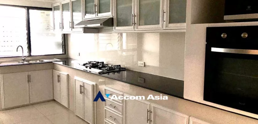 Pet friendly |  3 Bedrooms  Apartment For Rent in Sukhumvit, Bangkok  near BTS Asok - MRT Sukhumvit (AA33117)