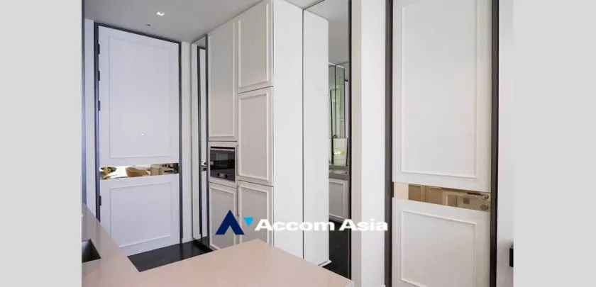  1 Bedroom  Condominium For Rent in Ploenchit, Bangkok  near BTS Chitlom (AA33125)