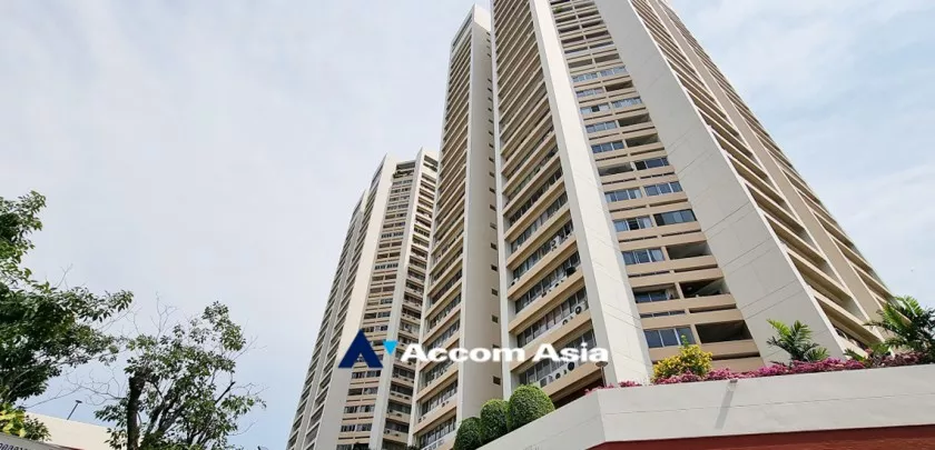  3 Bedrooms  Condominium For Rent in Sukhumvit, Bangkok  near BTS Ekkamai (AA33133)