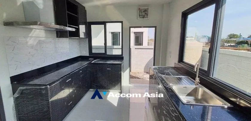  4 Bedrooms  House For Sale in Samutprakan, Samutprakan  near BTS Bang Na (AA33190)