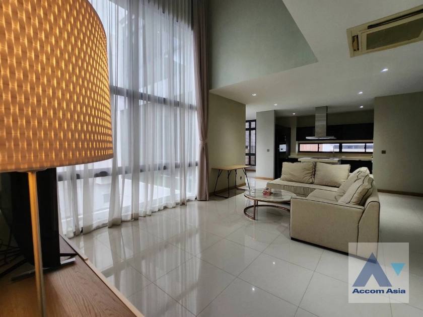  4 Bedrooms  House For Rent in Ratchadapisek, Bangkok  near MRT Thailand Cultural Center (AA33397)