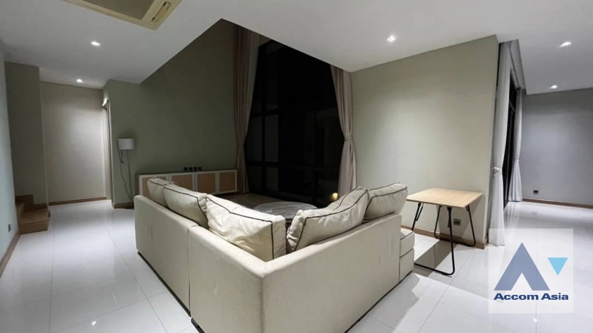  4 Bedrooms  House For Rent in Ratchadapisek, Bangkok  near MRT Thailand Cultural Center (AA33397)
