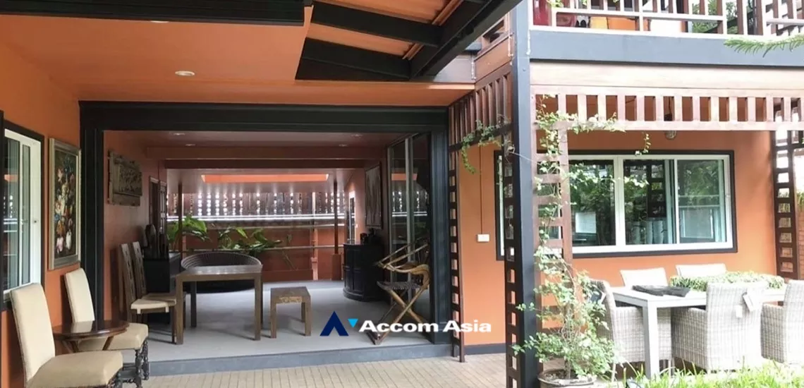  3 Bedrooms  House For Rent in Sathorn, Bangkok  near MRT Lumphini (AA33457)