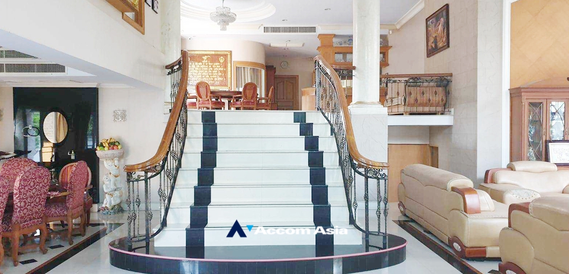  6 Bedrooms  House For Sale in Sukhumvit, Bangkok  near BTS Nana (AA33500)