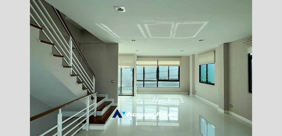 15  3 br Townhouse for rent and sale in Charoenkrung ,Bangkok  at Up town AA33560