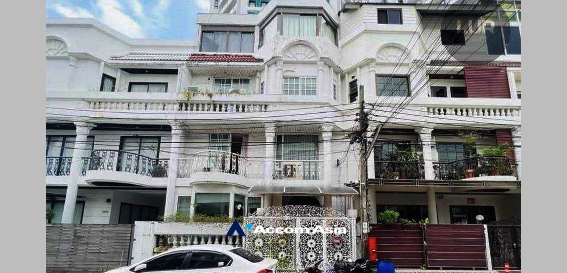  4 Bedrooms  House For Sale in Sathorn, Bangkok  (AA33568)