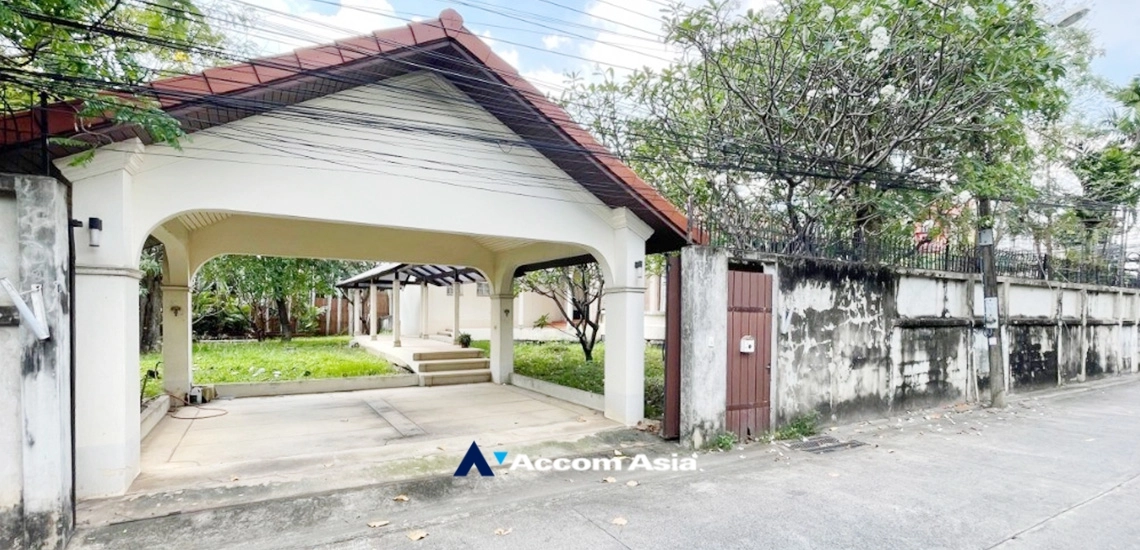  2  2 br House For Sale in sukhumvit ,Bangkok BTS Punnawithi AA33775
