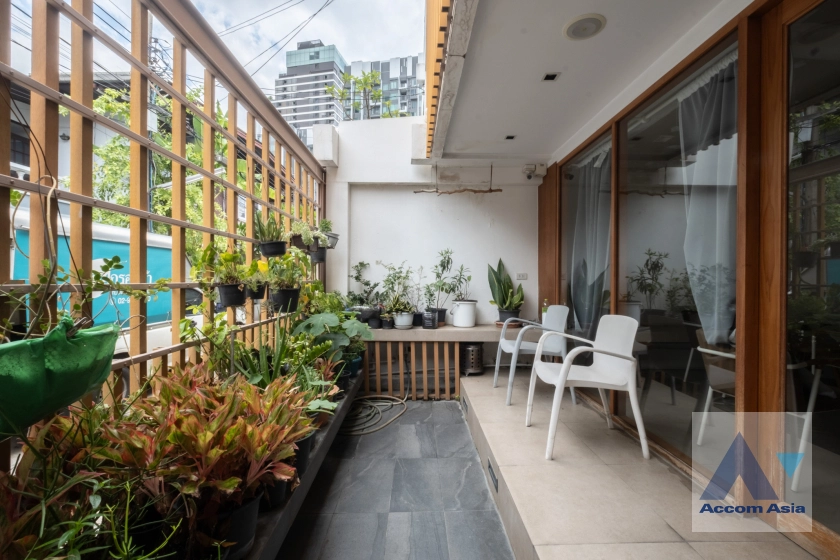  3 Bedrooms  House For Rent & Sale in Sukhumvit, Bangkok  near BTS Ekkamai (AA33847)