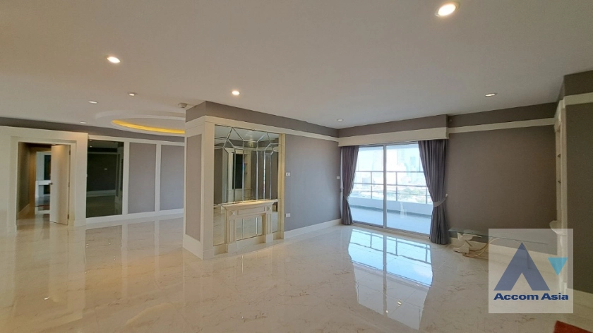 Newly renovated |  4 Bedrooms  Condominium For Rent in Charoennakorn, Bangkok  near BTS Krung Thon Buri (AA33852)