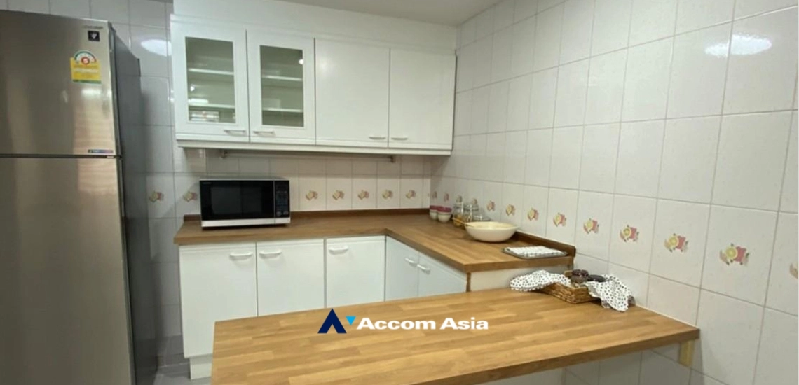  3 Bedrooms  Apartment For Rent in Sukhumvit, Bangkok  near BTS Thong Lo (AA33887)