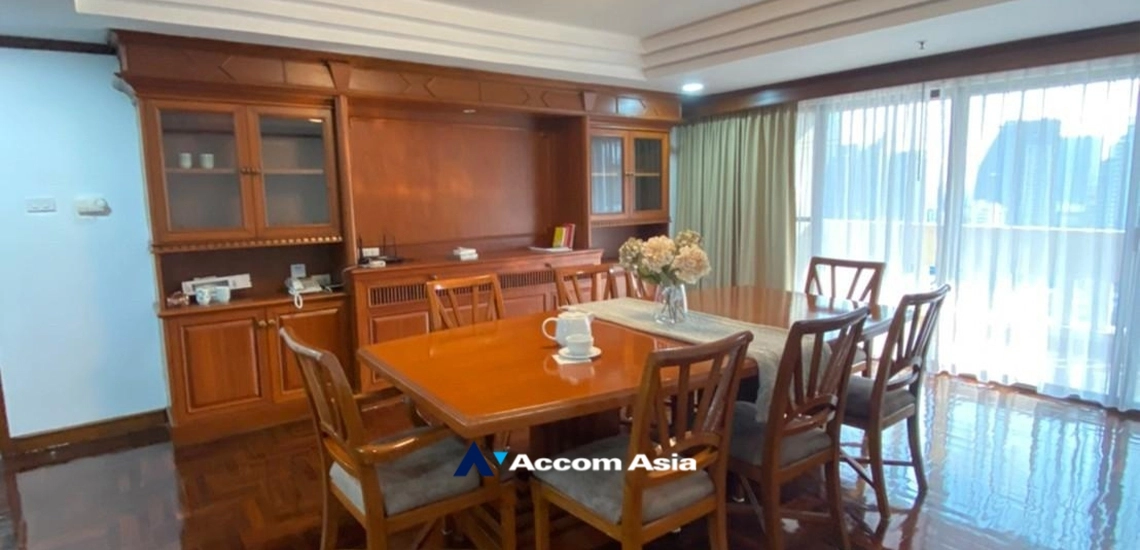  3 Bedrooms  Apartment For Rent in Sukhumvit, Bangkok  near BTS Thong Lo (AA33887)