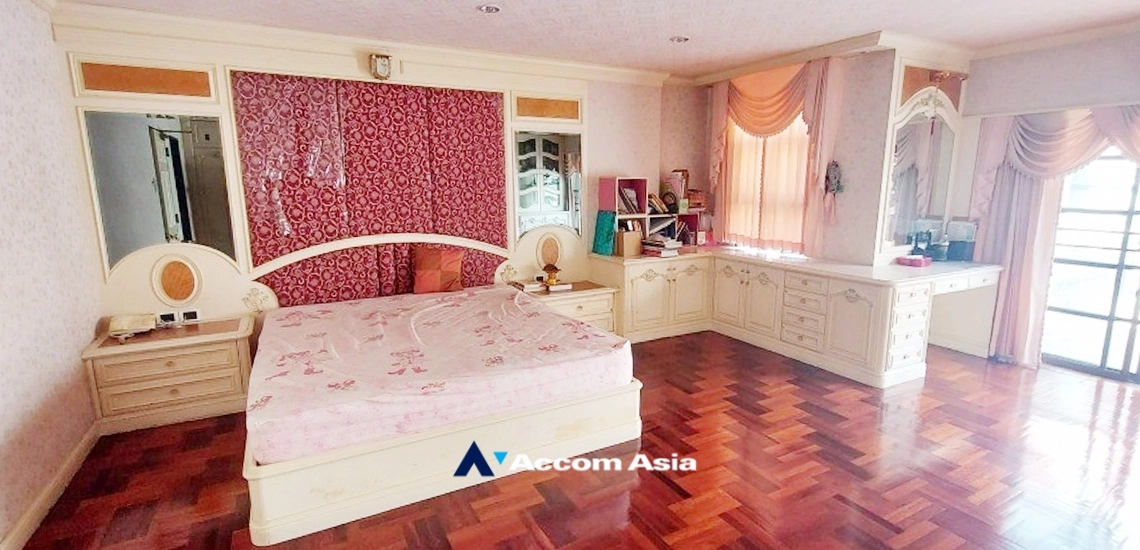 5  4 br Townhouse For Sale in charoenkrung ,Bangkok BRT Nararam 3 AA34103