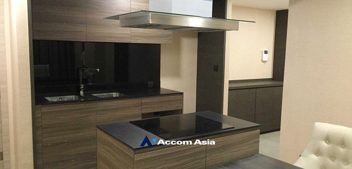  2 Bedrooms  Condominium For Rent in Ploenchit, Bangkok  near BTS Chitlom (AA34133)