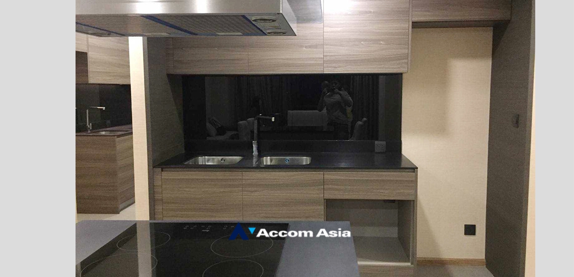  2 Bedrooms  Condominium For Rent in Ploenchit, Bangkok  near BTS Chitlom (AA34133)