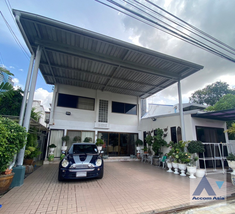  4 Bedrooms  House For Sale in Sukhumvit, Bangkok  near BTS Phrom Phong (AA34137)