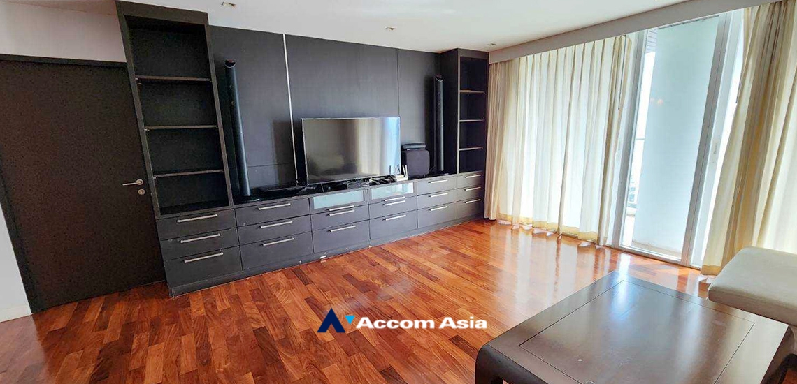  3 Bedrooms  Condominium For Rent in Ploenchit, Bangkok  near BTS Chitlom (AA34175)