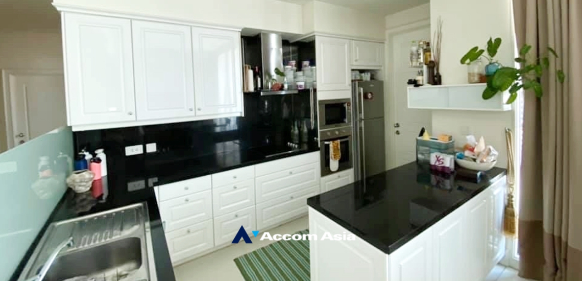  2 Bedrooms  Condominium For Sale in Sukhumvit, Bangkok  near BTS Phrom Phong (AA34409)