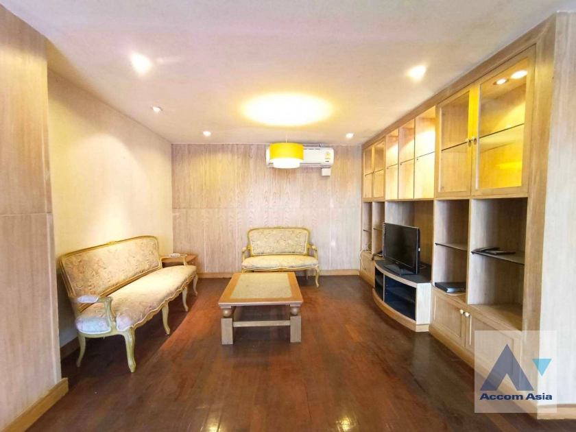  3 Bedrooms  Condominium For Rent in Sukhumvit, Bangkok  near BTS Phrom Phong (24883)