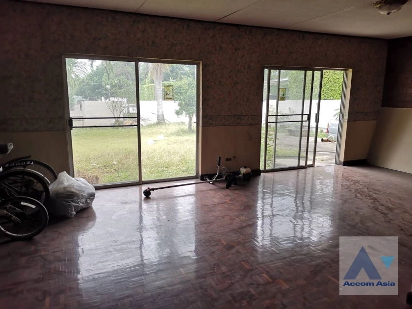  4 Bedrooms  House For Sale in Pattanakarn, Bangkok  near BTS On Nut (AA34645)