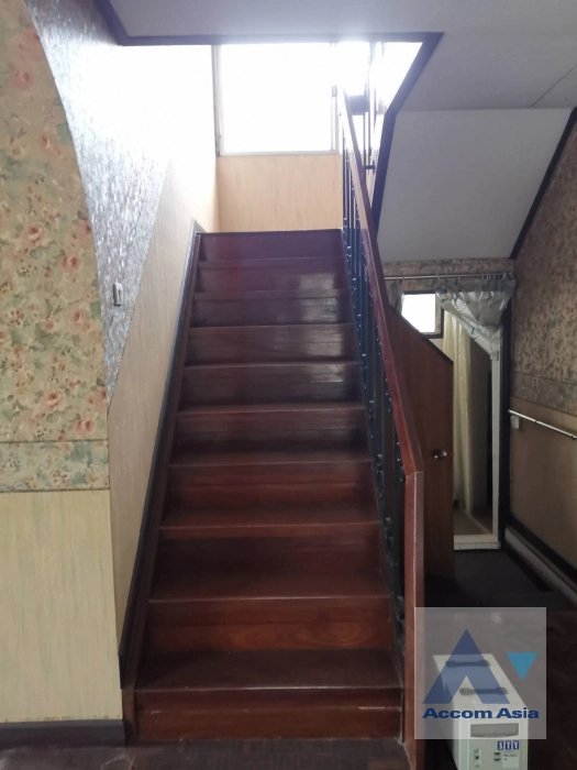 7  4 br House For Sale in Pattanakarn ,Bangkok BTS On Nut at Panya Pattanakarn Village AA34645