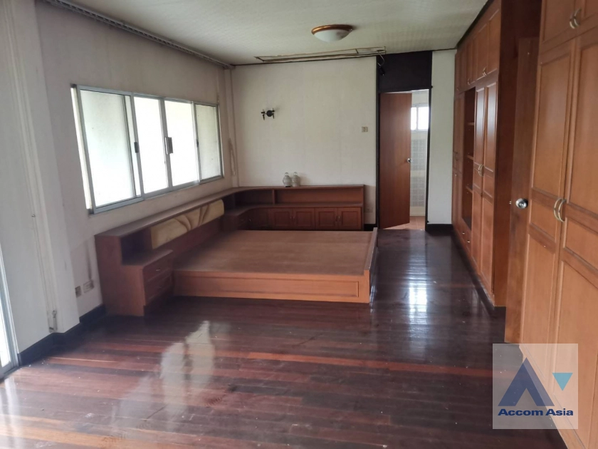 10  4 br House For Sale in Pattanakarn ,Bangkok BTS On Nut at Panya Pattanakarn Village AA34645