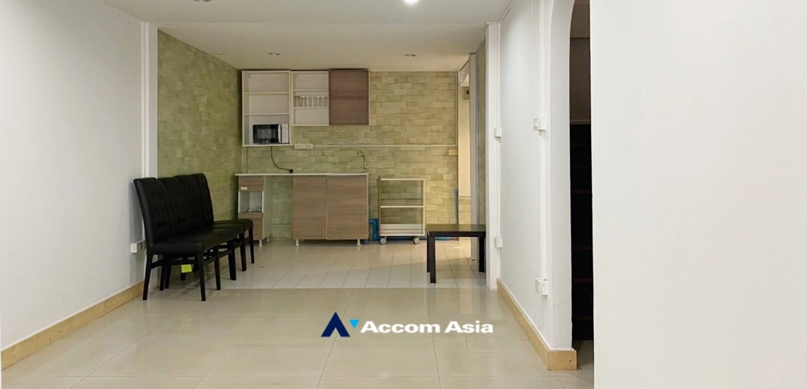  6 Bedrooms  Townhouse For Rent & Sale in Sukhumvit, Bangkok  near BTS Phrom Phong (AA34648)