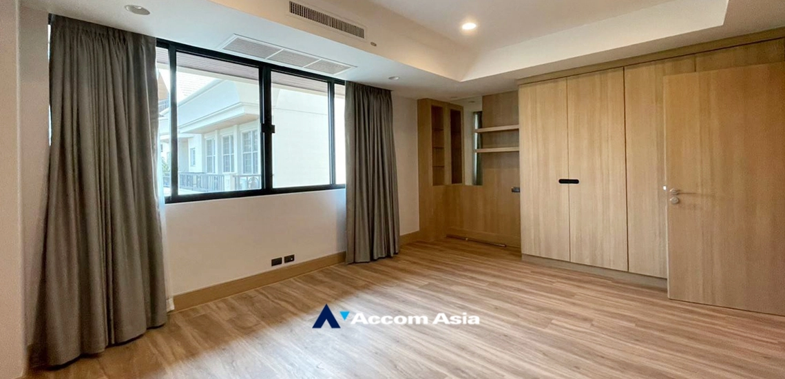  3 Bedrooms  Apartment For Rent in Sukhumvit, Bangkok  near BTS Phrom Phong (AA34654)