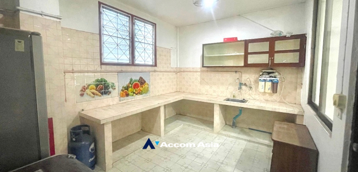  4 Bedrooms  House For Sale in Sathorn, Bangkok  near BTS Chong Nonsi (AA34665)
