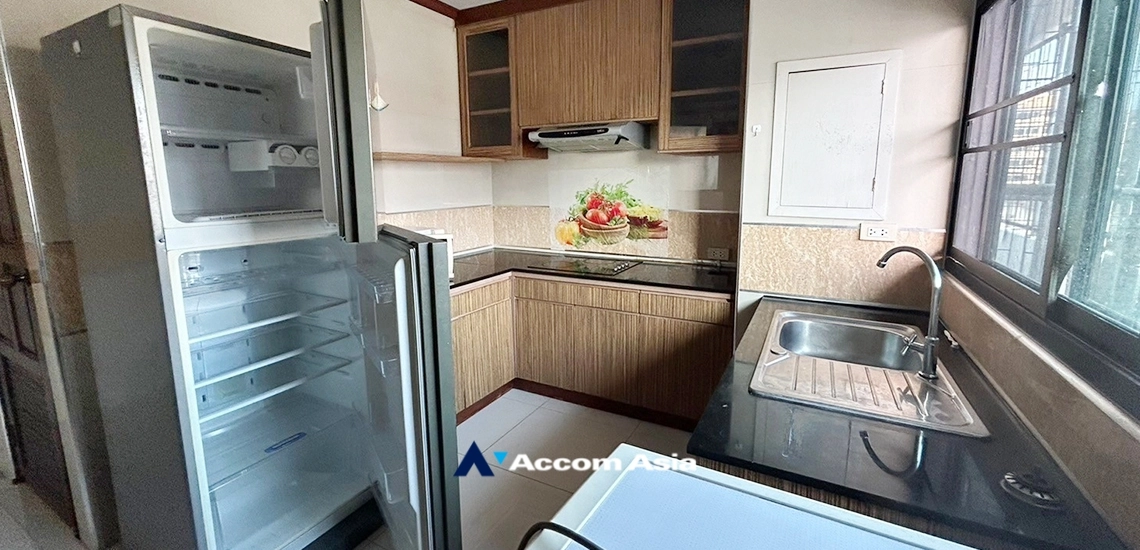 Pet friendly |  3 Bedrooms  Apartment For Rent in Sukhumvit, Bangkok  near BTS Ekkamai (AA34903)