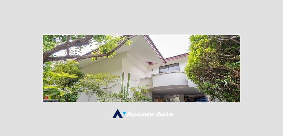  4 Bedrooms  House For Rent in Sukhumvit, Bangkok  near BTS Thong Lo (AA34962)